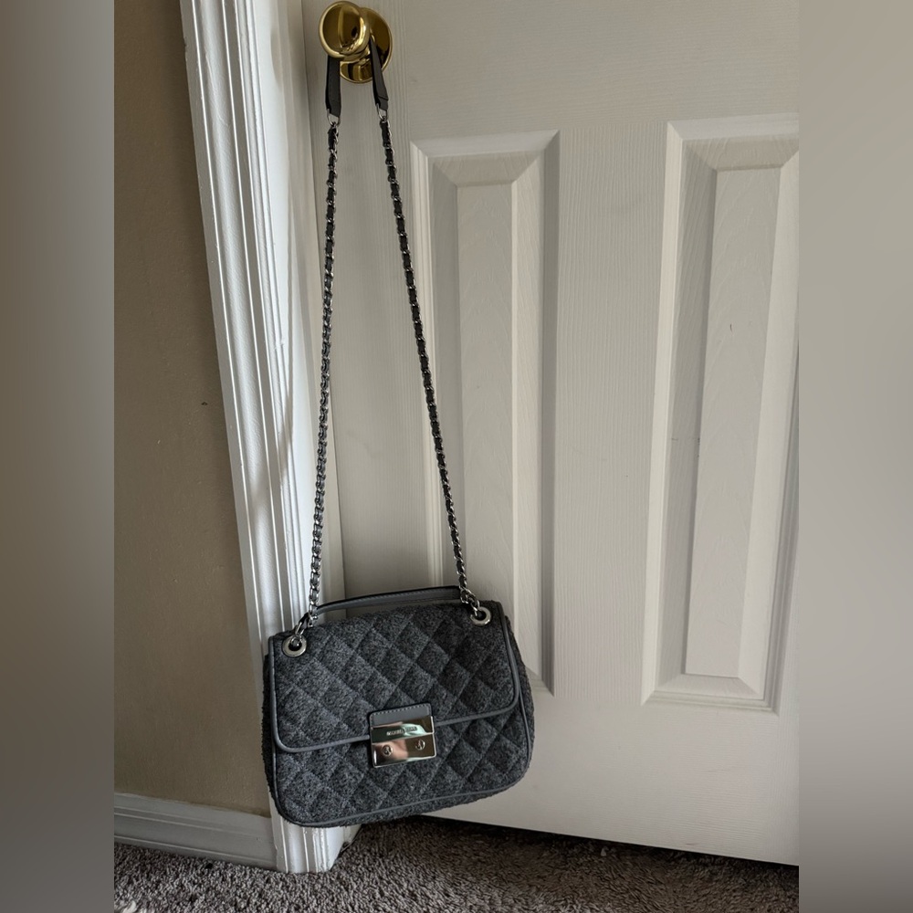 Michael Kors handbag - barely used - Excellent condition - gray